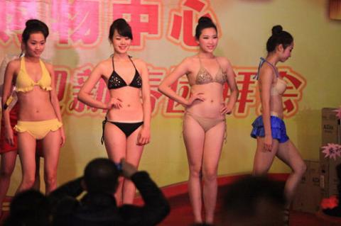 Trình diễn nội y trong… quán ăn, Phi thường - kỳ quặc, Chuyen la,chuyen la co that ,chuyen la the gioi,bieu dien noi y,noi y,tin tuc