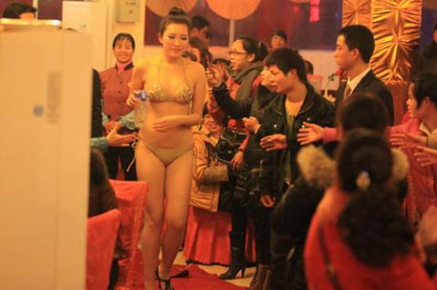 Trình diễn nội y trong… quán ăn, Phi thường - kỳ quặc, Chuyen la,chuyen la co that ,chuyen la the gioi,bieu dien noi y,noi y,tin tuc