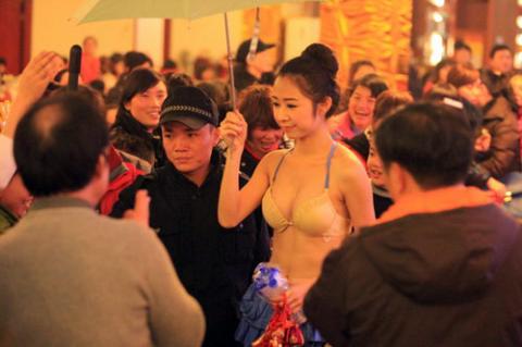 Trình diễn nội y trong… quán ăn, Phi thường - kỳ quặc, Chuyen la,chuyen la co that ,chuyen la the gioi,bieu dien noi y,noi y,tin tuc