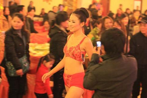 Trình diễn nội y trong… quán ăn, Phi thường - kỳ quặc, Chuyen la,chuyen la co that ,chuyen la the gioi,bieu dien noi y,noi y,tin tuc