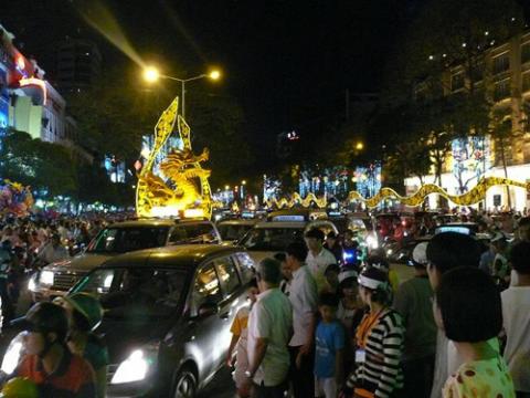 Cả nước lung linh trong pháo hoa đêm giao thừa