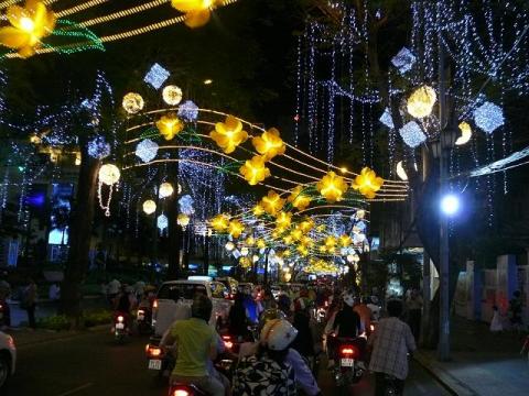 Cả nước lung linh trong pháo hoa đêm giao thừa