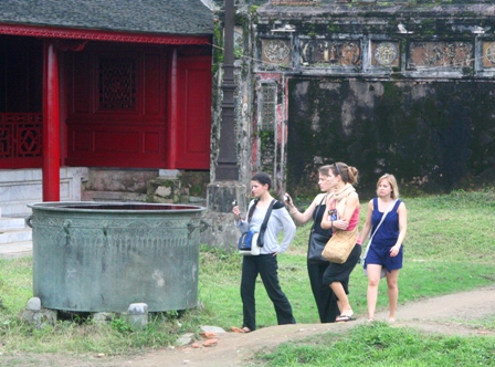 Khách Tây “ba lô“ tham quan Đại Nội Huế ngày 28 tết