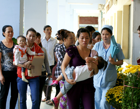 Patients hospitalized at Children's Hospital 1 is transferred to a ward. Photo: Thien Chapter
