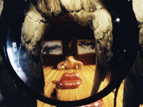 Căn phòng Mae West nằm trong Nhà hát và bảo tàng Dali. Đây là công trình được xây dựng dựa trên bức tranh “Mae West’s face” của họa sĩ bậc thầy trường phái siêu tưởng Salvador Dali, người Tây Ban Nha. Còn Mae West (1893 – 1980) là nữ diễn viên điện ảnh, nhà soạn kịch, nhà viết kịch bản phim và biểu tượng sex tại Mỹ. 