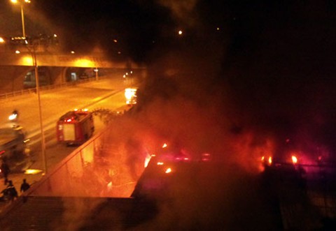 Hiện trường vụ ch&aacute;y, kh&oacute;i bốc l&ecirc;n m&ugrave; mịt