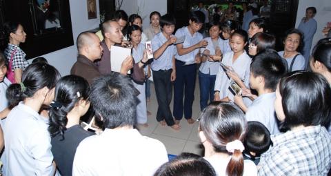 Thầy Đồng Nguyện cùng với các thầy trong một lần truyền thông về cách phòng chống HIV tại chùa Hoằng Pháp (Hóc Môn – TP HCM)