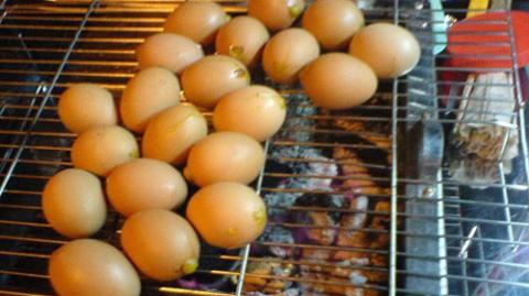 Hãi hùng trứng gà không lòng đỏ, Mua sắm - Giá cả, trung ga, trung ga khong long do, trung nuong, trung ga nuong Thai Lan, tin tuc, tin nhanh, bao phu nu