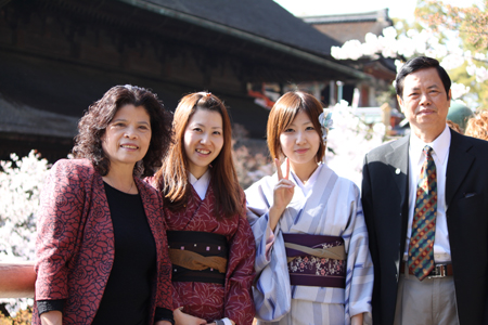 Tác giả và thiếu nữ Nhật Bản.