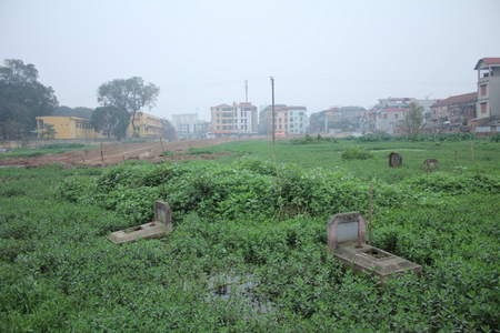 Những ngôi mộ may mắn chưa bị san lấp.