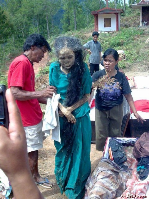 Đây là bức ảnh duy nhất chụp lai nghi thức xác chết di động ở Indonesia.