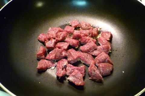 Xào thịt bò.