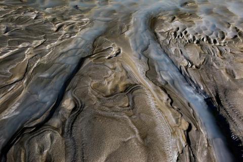 Hình ảnh lưu lại trên cát khi nước từ dòng sông băng chảy tràn qua.