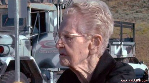 Cụ bà Mary Hardison, người ở bang Utah, Mỹ, đã thực hiện thành công chuyến lái dù lượn vào ngày 1/9 vừa qua để kỷ niệm sinh nhật thứ 101. Bà được ghi vào sách kỷ lục Guiness. Ảnh: CBC News