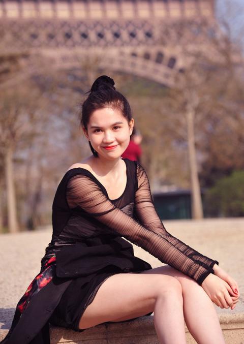 Hiểu rõ thế mạnh hình thể của mình, Hoa hậu Việt Nam Hoàn cầu thường diện những bộ váy mỏng và ngắn, khoe tối đa đường cong nuột nà của cơ thể.
