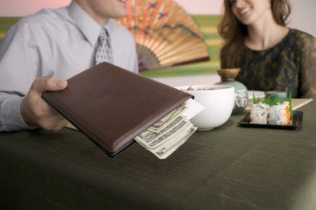 Tại sao đàn ông cứ phải trả tiền?