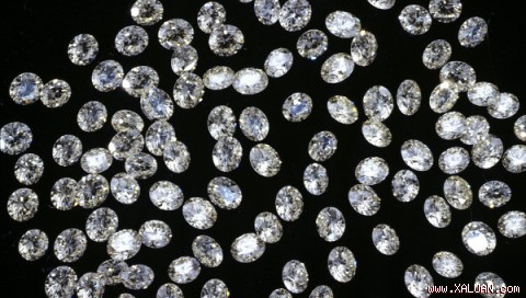 Một gói chứa gần 500 viên kim gương đã được tìm thấy trong một thang máy