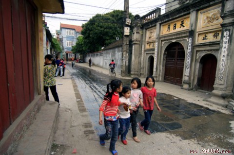 Từ đầu làng Phù Lưu, xã Tân Hồng, Từ Sơn, Bắc Ninh, con đường lát đá xanh bắt đầu trải dài đi khắp làng.