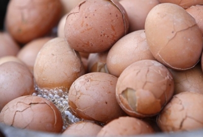Trứng gà luộc bằng nước tiểu.