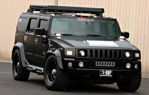 Hummer có kiểu giáng hầm hố, khoẻ mạnh với những dự chấn của động đất thì chủ nhân của nó có thể yên tâm. Còn Phantom thì vững vàng và cơ bắp!