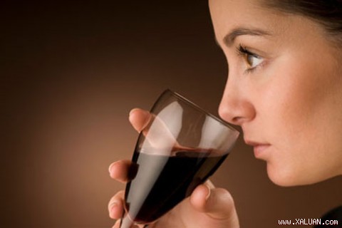 Uống một cốc rượu vang mỗi ngày giúp ngăn ngừa béo phì. Ảnh: WP.
