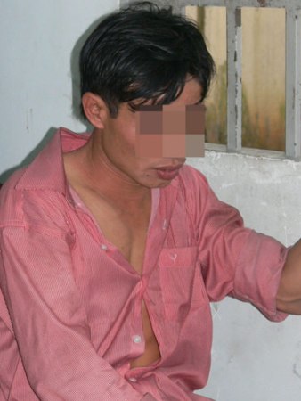 Nhiều trinh sát đã không nhịn được cười khi H khai báo về chuyện quan hệ với bà chủ khách sạn. Hắn mô tả chi tiết và thừa nhận sức khỏe của người đàn bà đang độ tuổi hồi xuân ấy.