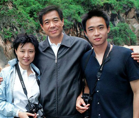 Ông Bạc Hy Lai cùng vợ và con trai.