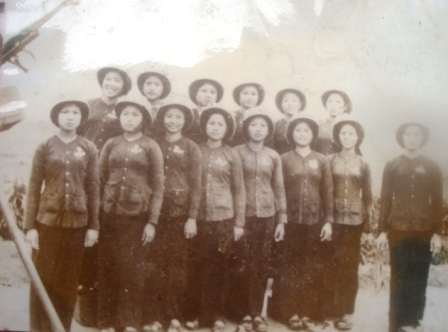 Hình ảnh 14 nữ dân quân Hoa Lộc năm xưa.