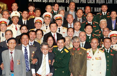Chủ tịch nước Trương Tấn Sang với các đại biểu (nguyên là cán bộ, chiến sĩ tham gia hai phái đoàn quân sự) tại Lễ đón nhận danh hiệu Anh hùng LLVT ngày 20/4/2012.