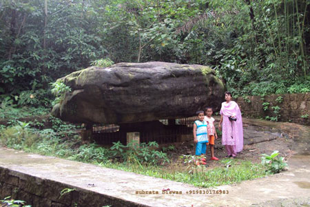 Khách tham quan đến làng Mawlynnong.