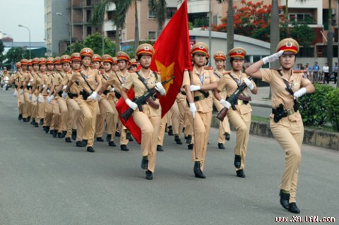 Nữ chiến sĩ CSGT...
