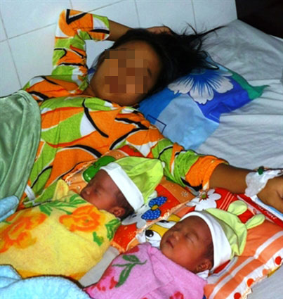 Bà mẹ trẻ M.T. bên 2 con sinh tại BVĐK Kiên Giang ngày 5/6. Ảnh: L.T