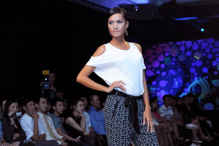 Trương Nam Thành nổi bật trên sàn diễn thời trang   Buoc nhay hoan vu 2013