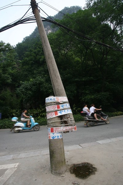 Trung Quốc: Nối cột điện gãy bằng... băng dính