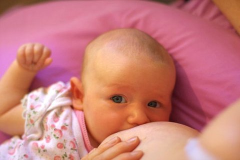 Chỉ 1 trong 10 bà mẹ bị nhiễm HIV truyền virus này sang con của mình qua sữa. Ảnh minh họa.