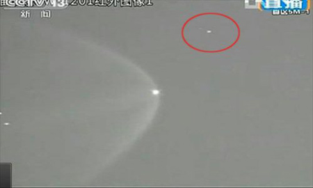  Vật thể không xác định (khoanh tròn) xuất hiện gần Thần Châu 9. (Nguồn: Global Times)