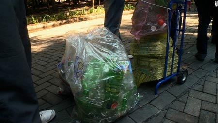 Chợ kỳ quặc nhất thế giới: Mua đồ ăn bằng... rác