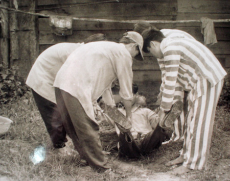  Dựng lại hiện trường vụ giết người trong rừng thẳm ở Đắk Lắk.