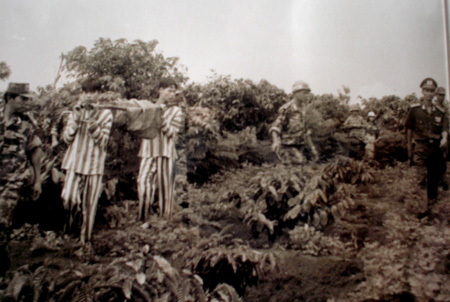 Hóa trang kiểm lâm truy tìm hung thủ trong rừng thẳm