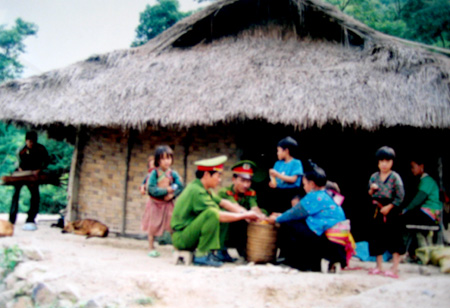 Hóa trang kiểm lâm truy tìm hung thủ trong rừng thẳm