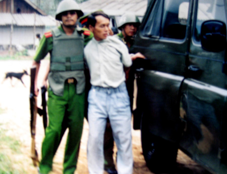 Hóa trang kiểm lâm truy tìm hung thủ trong rừng thẳm