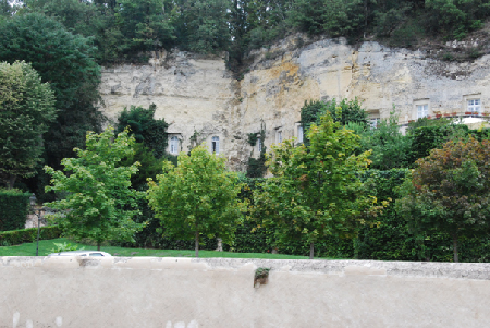 Ẩn trong lòng núi là những hầm rượu vang và nhà hàng nổi tiếng