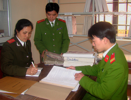 Xuyên rừng bắt kẻ giết người giữa 30 nòng súng kíp