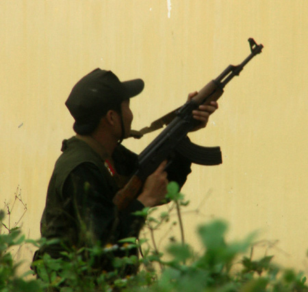 Xuyên rừng bắt kẻ giết người giữa 30 nòng súng kíp