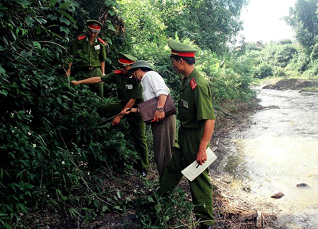 Tướng cướp đeo súng, mìn, lựu đạn lủng lẳng trên người