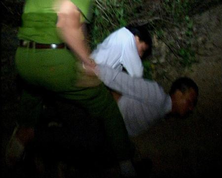 Tướng cướp đeo súng, mìn, lựu đạn lủng lẳng trên người