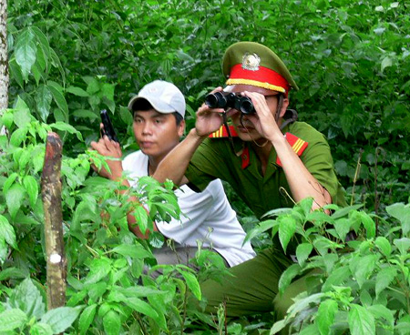 Tướng cướp đeo súng, mìn, lựu đạn lủng lẳng trên người