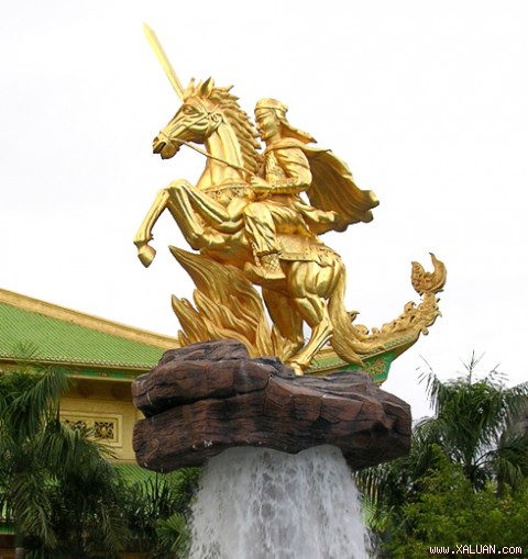 Tượng Lý Thường Kiệt trong Đại Nam Quốc Tự.