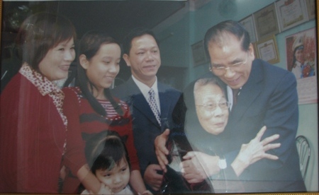 Mẹ Dần được Tổng bí thư Nông Đức Mạnh vào thăm năm 2009