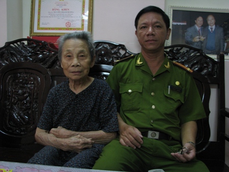 Mẹ Dần và người con trai út Nguyễn Thanh Hương
